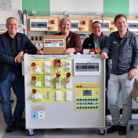Der E-Check-Wagen der Berufsschule Innsbruck mit Chef Hannes, Direktor der TFBS, dem Sponsor Stara und einem Lehrer